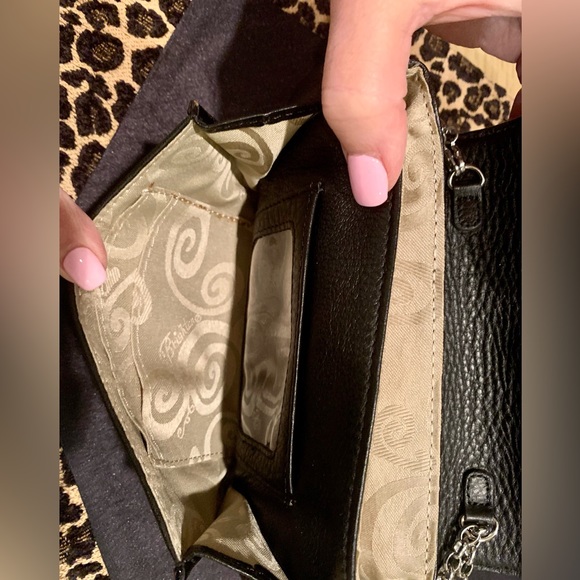 LN BRIGHTON CLUTCH W/CRYSTAL MEDALLION. PEBBLE LEATHER W/PATENT LEATHER TRIM. - Picture 5 of 7